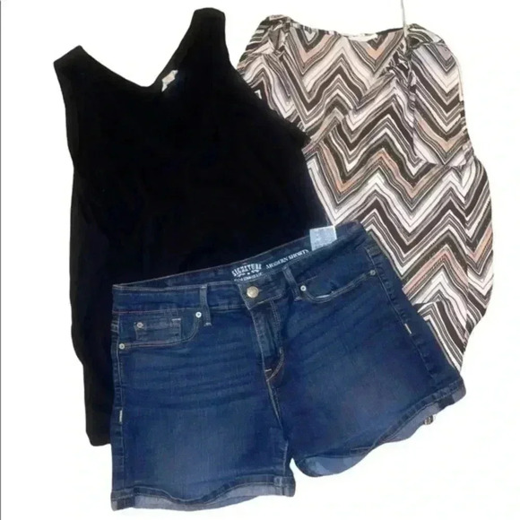 Summer Bundle - Maurice’s Striped Tank, Black Tank & and Levi Shorts - Picture 1 of 4